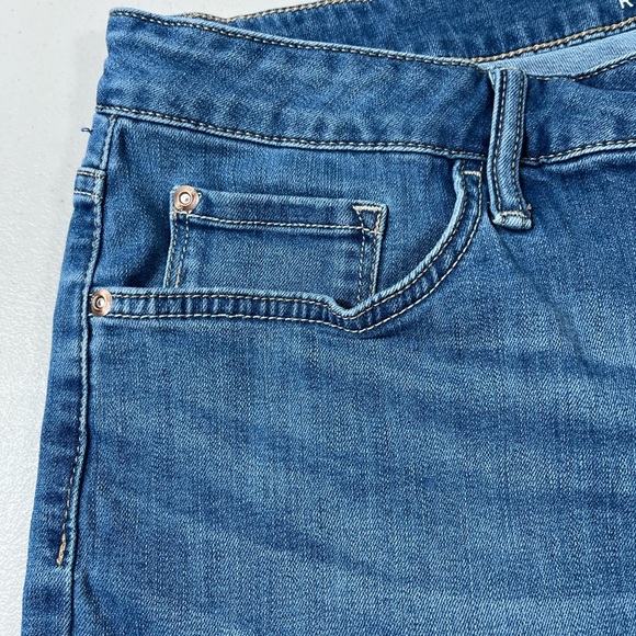 Lee Ryder Women’s Classic midrise Blue Jean Shorts, size 16M - Picture 3 of 13